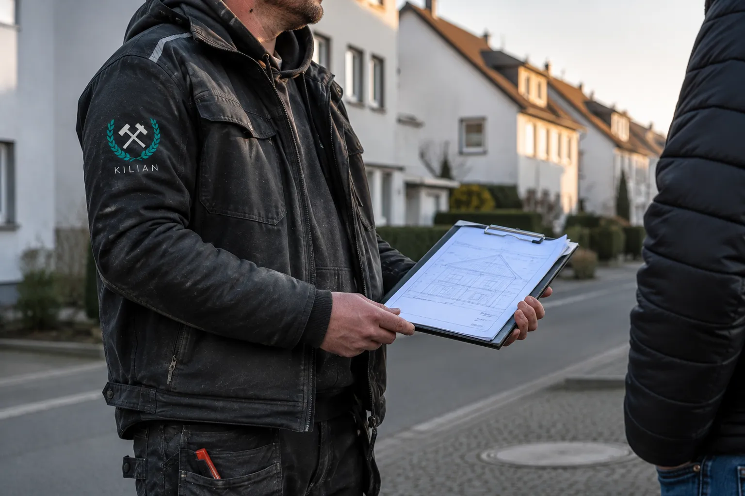 Bauunterlagen mit Helm und Justizia-Waage – Rechtsschutz für Dachdecker bei Werkvertrag-Streit