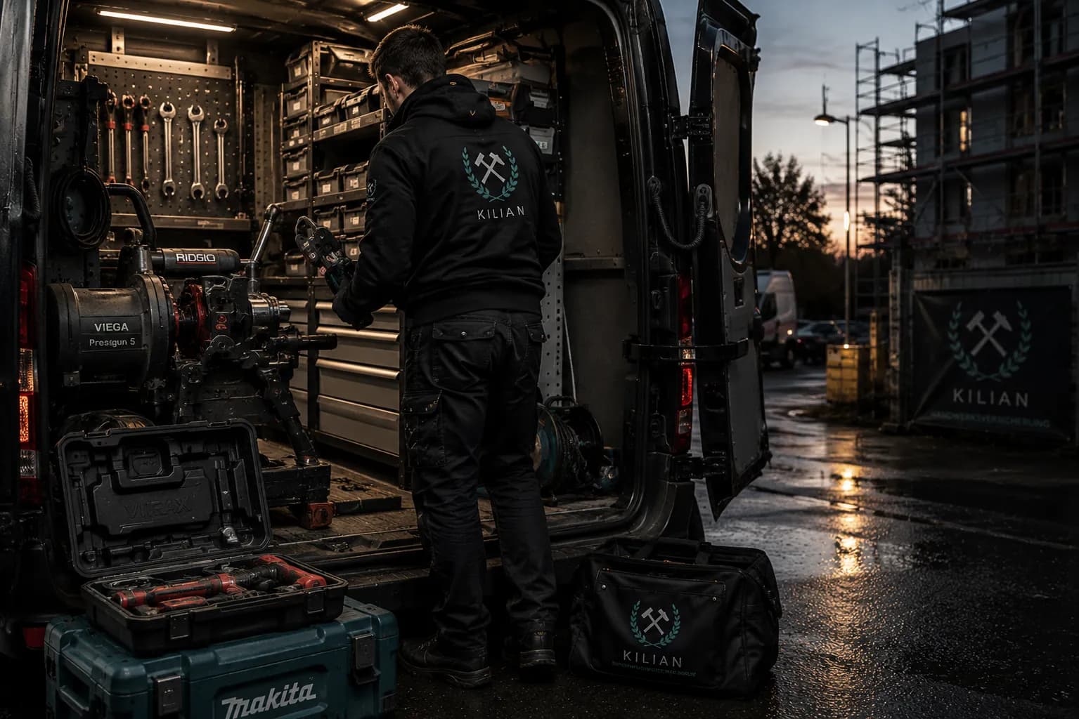 Offener SHK-Transporter mit Pressmaschine und Werkzeug – typische SHK-Arbeitswelt mit Servicefahrzeug
