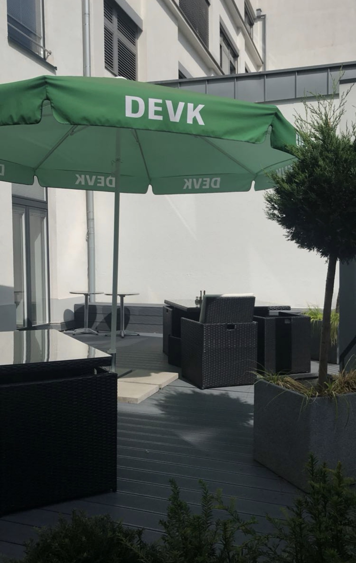 Grüner DEVK-Sonnenschirm als Bildbeleg aus der Anfangszeit