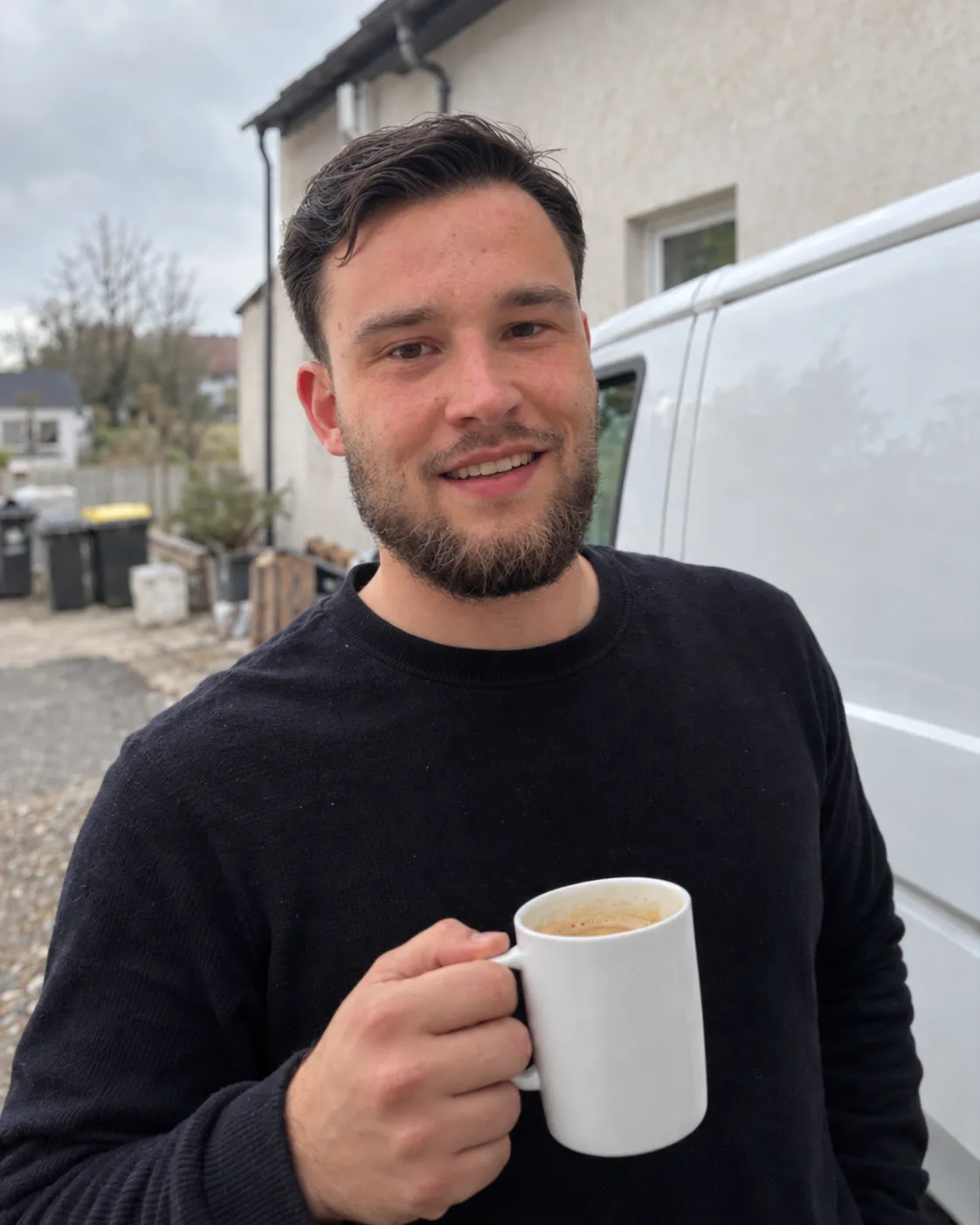 Davis Kilian mit Kaffeetasse