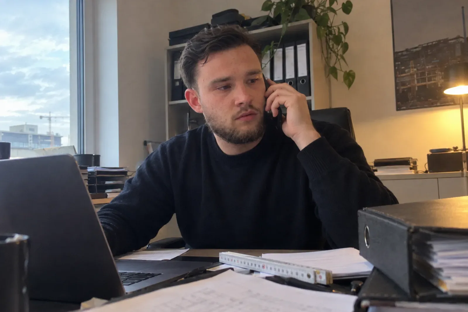 Davis Kilian am Schreibtisch am Telefon